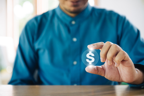 Persona sosteniendo moneda
